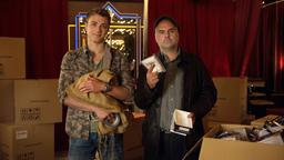 Unter Gaunern: Robbie (Moritz von Zeddelmann) und sein Vater Bruno (Jophi Ries) auf Rachefeldzug – mit den schmutzigen Geschäften von Drogendealer Oleg wollen sie nichts zu tun haben.