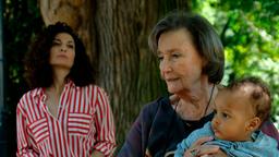 Anna (Gertrud Roll, rechts) gehen langsam die Argumente aus, warum sie mit Marias Baby, das sich immer noch bei Tina (Proschat Madani, links) befindet, nicht zu ihr kommen kann