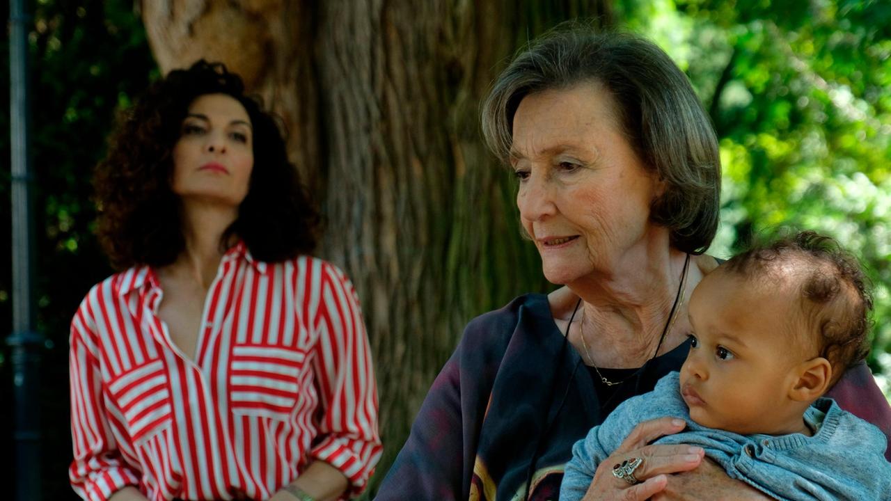 Anna (Gertrud Roll, rechts) gehen langsam die Argumente aus, warum sie mit Marias Baby, das sich immer noch bei Tina (Proschat Madani, links) befindet, nicht zu ihr kommen kann