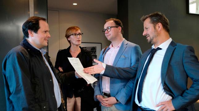 Bild: SWR/ORF Jörg (Thomas Mraz, links) glaubt, dass er nun endlich mit Hilfe von Hadrian (Bernhard Schir) Joachim (Philipp Hochmair, rechts) überführen kann, für das Verschwinden von Maria verantwortlich zu sein und steht mit einem Durchsuchungsbefehl in Joachims Wohnung. Aber Rudi und Barbara Bragana (Thopmas Stipsits und Nicole Beutler, mitte) sind anwesend. Rudi lässt geistesgegenwärtig einen vermeintlichen Beweis für Joachims Schuld verschwinden. Die Durchsuchung endet erfolglos. Joachim begreift aber, dass es nun sehr eng für ihn wird.