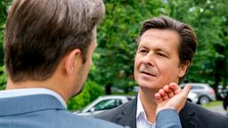 VORSTADTWEIBER: Was hat der Journalist Dieter West (Michael Dangl) mit dem Minister Joachim Schnitzler (Philipp Hochmair) zu tun?