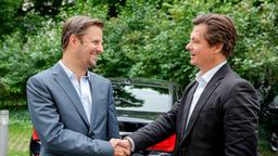 VORSTADTWEIBER: Was hat der Journalist Dieter West (Michael Dangl) mit dem Minister Joachim Schnitzler (Philipp Hochmair) zu tun?
