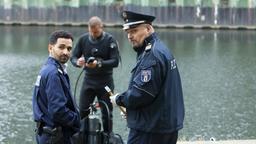 Fahri Celik (Hassan Akkouch) und Axel Sommer (Oliver Breite) haben durch das Fundstück der Polizeitaucher einen Verdacht.