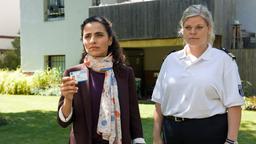 Jasmin Sayed (Sesede Terziyan) und die neue Kollegin Hanna Kowollik (Marie Schöneberg) stellen sich der Ehefrau des Opfers vor.