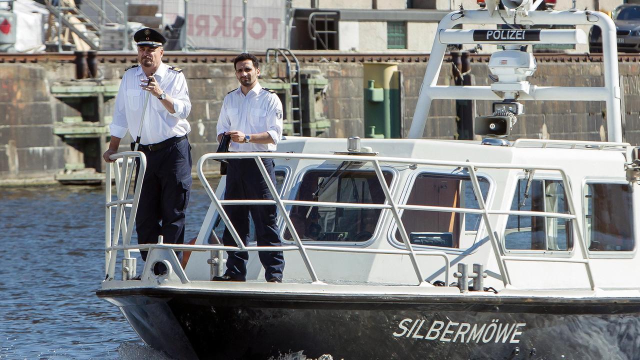 Von Bord der Silbermöwe fordern Axel Sommer (Oliver Breite) und Fahri Celik (Hassan Akkouch) die Verdächtigen, ihr Boot zu stoppen.