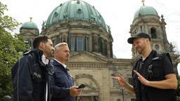 Vor dem Berliner Dom versucht Security-Mann Arne Litkowski (Martin Baden) alles von sich zu weisen, womit ihn Fahri Celik (Hassan Akkouch) und Axel Sommer (Oliver Breite.) konfrontieren.