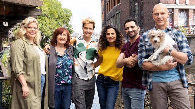 Im Bild (v.l.n.r.) Hanna Kowollik (Marie Schöneburg), Gisela Heinze (Brigitte Grothum), Marlene Weber (Oska Borcherding), Jasmin Sayed (Sesede Terziyan), Fahri Celik (Hassan Akkouch) und Wolf Maletzke (Christoph Grunert).