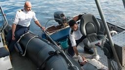 Wolf Malletzke (Christoph Grunert), und Fahri Celik (Hassan Akkouch) finden in einem havarierten Boot eine männliche Leiche mit Schlangenbiss.