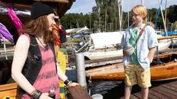 Yvonne Uhland (Linda Kummer) fragt den Enkel von Alexandra Falkenbach Moritz (Shaun Miesner), ob er mit seiner Oma segeln geht.