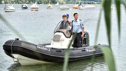 Nele Fehrenbach (Floriane Daniel, l.) und Pirmin Spitznagel (Simon Werdelis, r.) im Einsatz mit dem Polizeiboot Bodan 2 auf dem Bodensee.