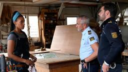 Ella Bartels (Sabrina Ceesay), die Besitzerin einer Bootswerkstatt wird von Paul Schott (Tim Wilde) und Jakob Frings (Max König) befragt. Auf einem ihrer Boote wurde Sprengstoff gefunden.
