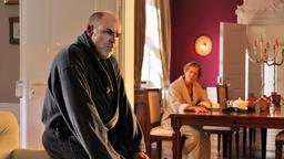 Herbert Zittlau (Peter Kremer) zeigt vor seiner Frau Marlene (Karin Giegerich) offen seine Enttäuschung über Sohn Ferdinand.