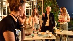 Johanna (Sofie Eifertinger) hat ihre Freundinnen Sina (Daria von Loewenich) und Caroline (Olivia Müller-Elmau) zu einer Übernachtungsparty eingeladen. Ihre Mutter Nele (Floriane Daniel) stört da nur.