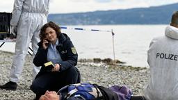 Julia Demmler (Wendy Güntensperger) informiert Nele vom Tatort über Alinas Leichenfund (mit Komparsen).