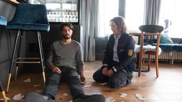 Julia Demmler (Wendy Güntensperger) versucht dem verzweifelten Tobias Schandau (David Brizzi) Trost zu spenden, weil der um seinen Lebenstraum bangt.
