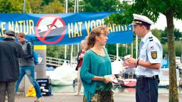 Kommissar Pirmin Spitznagel (Simon Werdelis) befragt Frederike Löffler (Nora Binder) nach dem schrecklichen Bootsunglück.