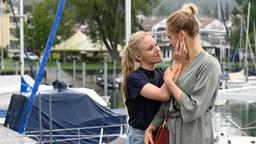 Lina Buhler (Emilia v. Heiseler) tröstet Clara Scherzinger (Liliane Zillner).