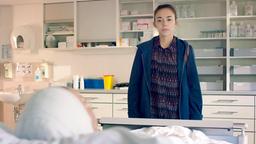 Mina (Lisa Brand) besucht ihren verunglückten Klassenkameraden Marvin im Krankenhaus.