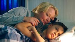 Nele Fehrenbach (Floriane Daniel) tröstet ihren Sohn Niklas (Noah Calvin) - er hat Liebeskummer.