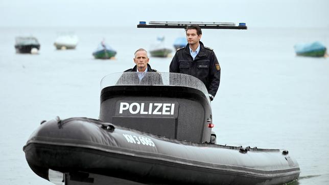 Bild: ARD/Laurent Trümper Paul Schott (Tim Wilde) und Jakob Frings (Max König) in den neuen Folgen der "WaPo Bodensee".