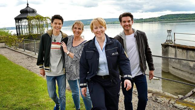 Nele Fehrenbach (Floriane Daniel, im VG.) mit Sohn Niklas (Noah Calvin, l.), ihrer Mutter Mechthild Fehrenbach (Diana Körner, 2.v.l.) und ihrem neuen Kollegen Jakob Frings (Max König, r.), der sich als Untermieter in die Familienvilla einquartiert hat.