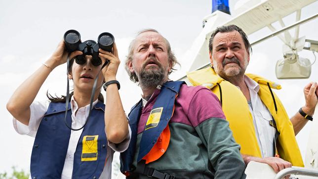 Bild: ARD/Martin Valentin Menke Arda Turan (Yasemin Cetinkaya), Marcel Bautz (Nicholas Bodeux) und Gerhard Jäger (Markus John) sind auf der Suche nach dem Obdachlosen Watzke.
