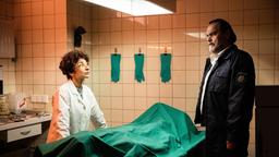 Gerhard Jäger (Markus John) und Dr. Lisa Reitzig (Shermin Bauer) beginnen mit der Obduktion.