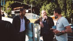 Ein wissender Blick: Andreas Giebel im Gespräch mit Schauspielkollege Peter Marton und dem Filmteam. 