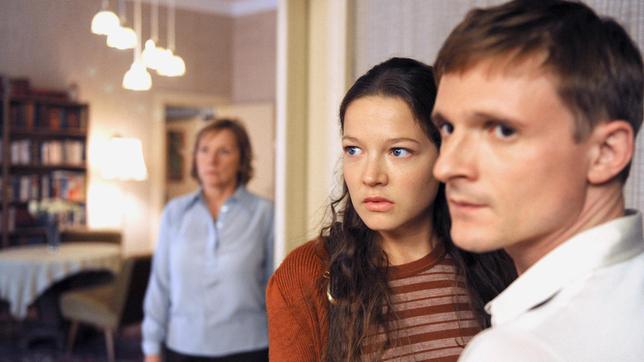 Weissensee: Julia (Hannah Herzsprung) bittet Martin (Florian Lukas) um Hilfe.