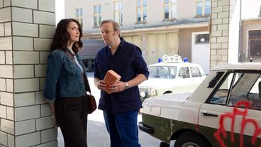 Bild: ARD/Frederic Batier Autohandel: Nicole Henning (Claudia Mehnert) und Peter Görlitz (Stephan Grossmann) wollen zusammen Geschäfte machen.