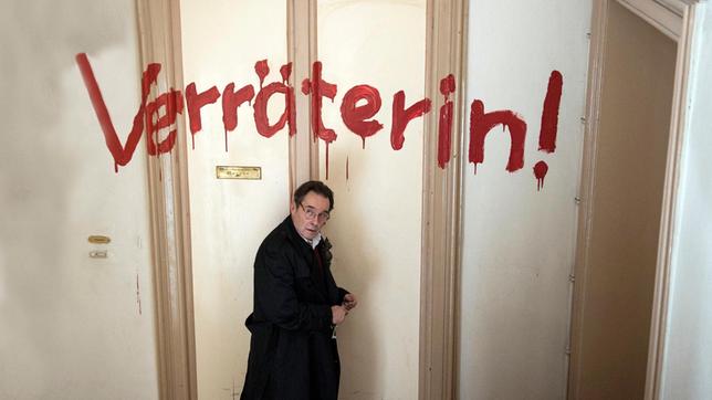Bild: MDR/Julia Terjung Hans (Uwe Kockisch) eilt besorgt zu Dunja - über ihrer Tür wurde in roten Lettern "Verräterin !" geschrieben.