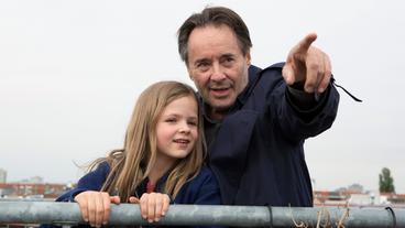 Bild: ARD/Julia von Vietinghoff Hans Kupfer (Uwe Kockisch) freundet sich mit seiner Enkelin Anna (Ziva-Marie Faske) an.