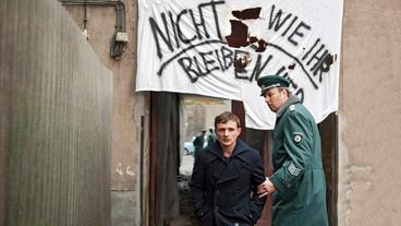 Bildquelle: ARD/ Julia Terjung Hausbesetzung: Martin (Florian Lukas) lässt sich nicht von seinem Polizistenfreund Peter Görlitz (Stephan Grossmann) zurückhalten.