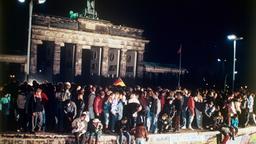 Jubelnde Menschen auf der Berliner Mauer vor dem Brandenburger Tor am 09.11.1989. Nach der Öffnung eines Teils der deutsch-deutschen Grenzübergänge in der Nacht vom 9. auf den 10. November 1989 reisten Millionen DDR-Bürger für einen kurzen Besuch in den Westen. In der Folge wurde die innerdeutsche Grenze abgebaut, seit dem 3. Oktober 1990 ist Deutschland wieder vereint.