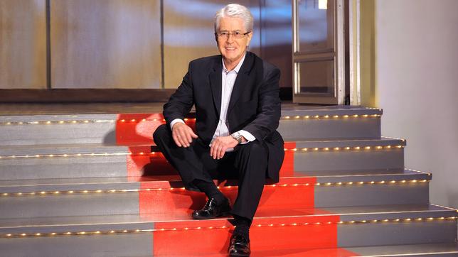 Bild: ARD/SWR/Jacqueline Krause-Burberg/ARD/SWR/Jacqueline Krause-Burberg 75 Jahre Frank Elstner – wenige Tage vor dem 75. Geburtstag von Frank Elstner feiern Das Erste und der ORF am 8. April den Grandseigneur der Samstagabendunterhaltung mit einer großen Eurovisions-Überraschungsshow. Ein Gipfeltreffen der deutschen Showstars, die den Weg von Frank Elstner begleitet haben, die von ihm entdeckt wurden oder einfach nur große Fans sind.