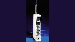 Das weltweit erste Handy, das DynaTAC 8000x von Motorola (undatierte Aufnahme). Die Glanzzeiten des von Motorola sind längst vorbei. Schon Ende der 90er Jahre stieß Nokia die US-Amerikaner vom Thron des weltgrößten Handy-Anbieters. 