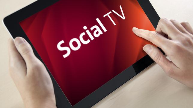 Bild: DasErste.de Frau schaut in Tablet