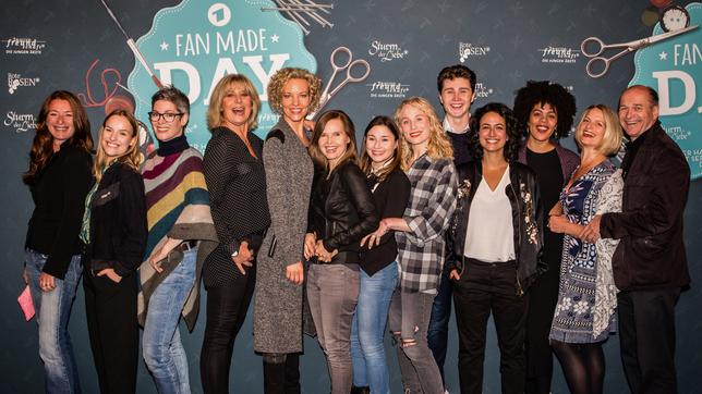 Bild: ARD/Julia Koplin Die Serienstars des Ersten auf dem „Fan Made Day Das Erste“: (v.l.n.r.) Maria Fuchs, Leonie Landa und Cheryl Shepard von „Rote Rosen“, Mona Seefried, Melanie Wiegmann, Bojana Golenac, Jeannine Michèle Wacker, Louisa von Spies und Lukas Schmidt von „Sturm der Liebe“ und Sanam Afrashteh, Jane Chirwa, Horst Günter Marx und Gunda Ebert von „In aller Freundschaft – Die jungen Ärzte“.