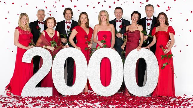 "Rote Rosen" feiert Jubiläum. Voraussichtlich Mitte Juli 2015 kommt die 2000. Folge der Serie, die zur Zeit in Lüneburg und Umgebung gedreht wird, auf den Bildschirm. In weiteren 200 Folgen der 12. Staffel spielt im Anschluss Anne Moll die Hauptrolle die, wie ihre Vorgängerinnen, die 40 hinter sich, aber das Beste noch vor sich hat. 