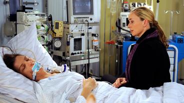 Bild: ARD/Nicole Manthey Die verletzte Gesa und ihre Freundin Caroline