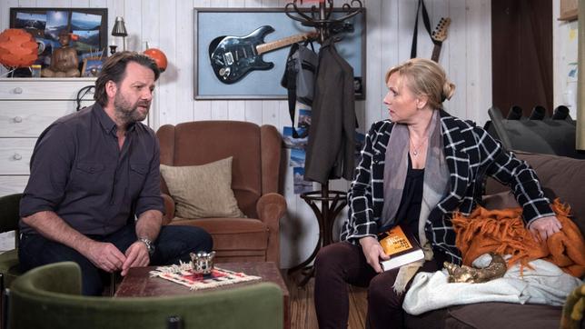 Bild: ARD/Nicole Manthey Als Sigrid (Dana Golombek) den Adler bei Arne (Christian Rudolf) findet, ist ihr ist sofort klar, dass er ihn gestohlen haben muss …