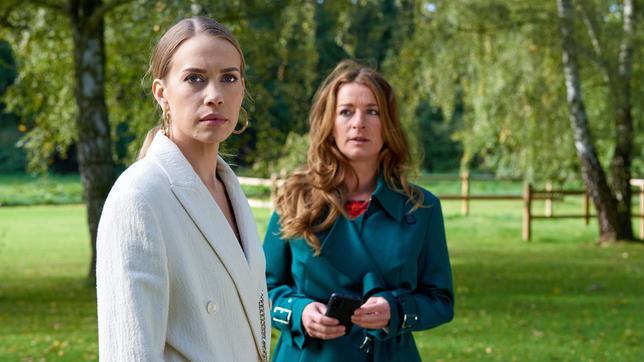 Bild: ARD/Svenja von Schultzendorf Amelie (Lara-Isabelle Rentinck) und Carla (Maria Fuchs) befürchten, dass Philip in einen Unfall verwickelt wurde.