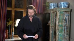 Arnes (Christian Rudolf) Eifersucht flammt wieder auf, als er entdeckt, dass Helen ihren Brief an Peer nicht weggeworfen hat.