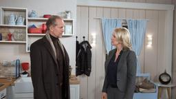 Arthur (Jochen Horst) erzählt Nora (Anne Moll) von seinem Versuch, Madeleine davon zu überzeugen, das Kind zu bekommen.