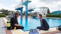 Ben (Hakim Michael Meziani) hat Dennis (Felix Everding) zu einem Tauchgang ins Schwimmbad eingeladen. Das Treffen endet mit einem unglaublichen Geständnis von Ben.