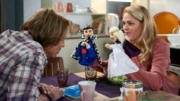 Ben (Hakim Michael Meziani) ist überrascht, als Britta (Jelena Mitschke) ihm durch das Puppenspiel mitteilt, dass er ein Date mit Sandra hat.