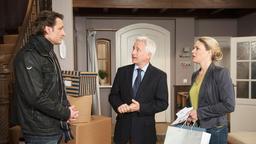 Britta (Jelena Mitschke) ist perplex, als Schröder (Ralf Stech) Thomas (Gerry Hungbauer) eröffnet, das Rosenhaus kaufen zu wollen.