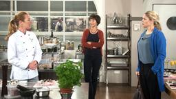 Carla (Maria Fuchs) fürchtet vor Merle (Anja Franke) und Britta (Jelena Mitschke), dass ihr Single-Kochkurs ein Reinfall werden könnte.