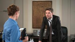 Carla (Maria Fuchs) registriert verwundert, dass Patrick (Constantin Lücke) im Hotel nicht bei der Sache ist.