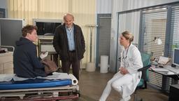 Dennis (Felix Everding) verspricht Britta (Jelena Mitschke), dass er seine Krankenversicherungskarte nachreichen wird (mit Claus Dieter Clausnitzer).